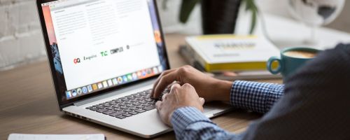 Equipo aplicando inteligencia artificial en flujos de trabajo operativos
